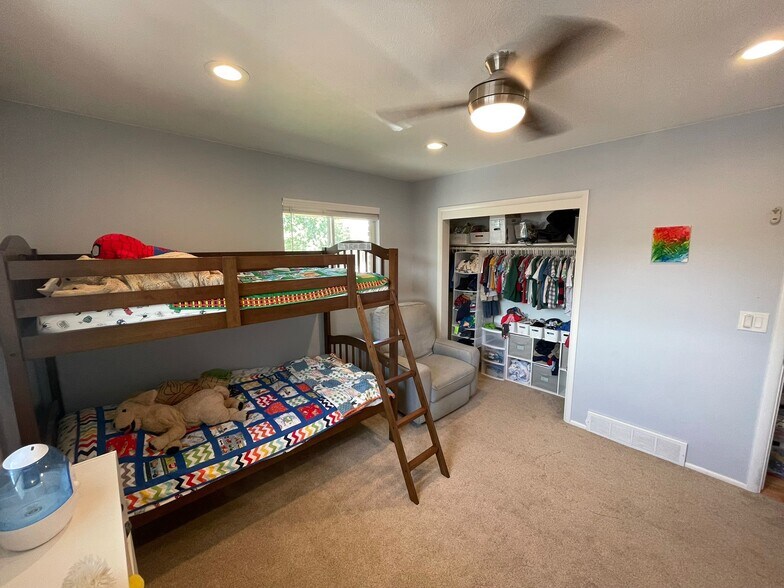 Building Photo - 946 E Gregson Ave