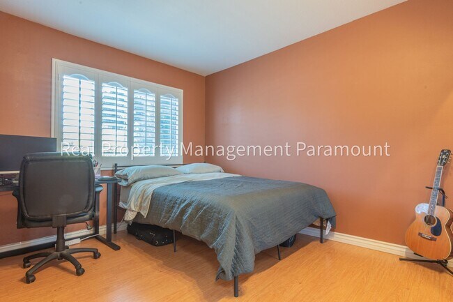 Building Photo - Stunning 2 Bedroom Townhouse in a Peaceful Neighborhood