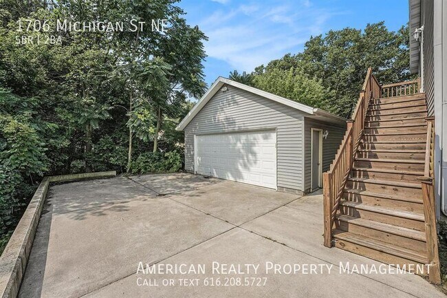 Building Photo - 1706 Michigan St NE