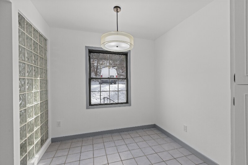 Building Photo - 546 Carriage Cir