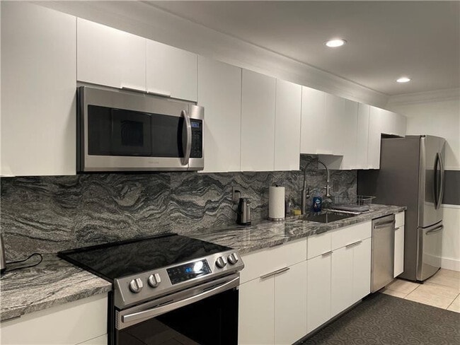 Building Photo - 140 NE 19th Ct