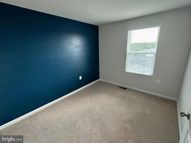 Building Photo - 147 Presidents Pointe Ave