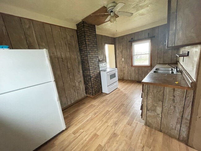 Building Photo - Exit 350 Acreage between Sioux Falls and Mitchell- 4 bedroom house