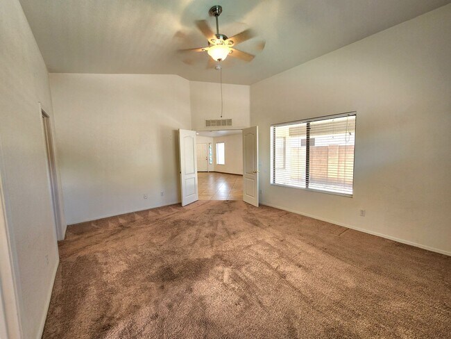 Building Photo - Beautiful 3 Bed/2 Bath with Pool!