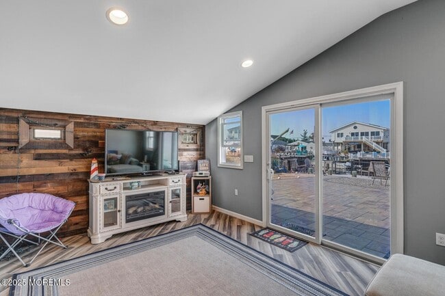 Building Photo - 28 S Los Angeles Dr