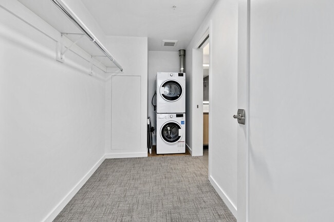 Building Photo - Nexus Condominium - 1 bedroom + den