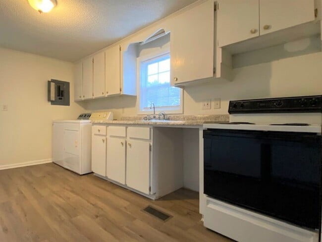 Building Photo - Updated 2 bed 1 bath  Fenced yard - 5 min to downtown Kannapolis