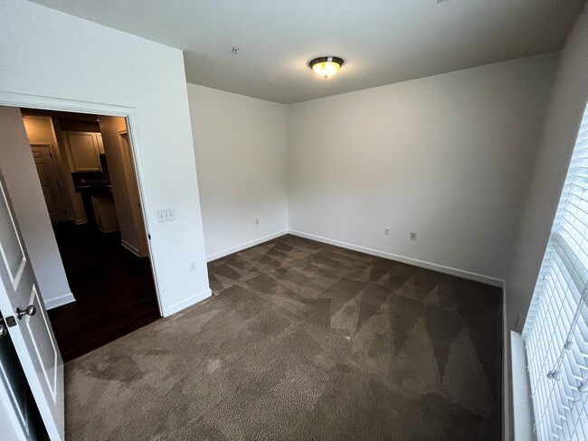 Building Photo - Greensboro 2 Bedroom, 2 Bathroom Condo