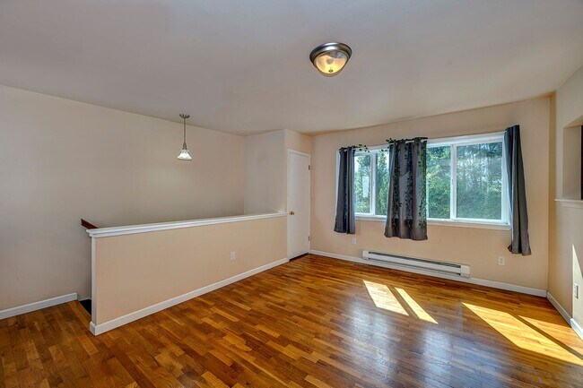 Building Photo - 800 NE 40th St