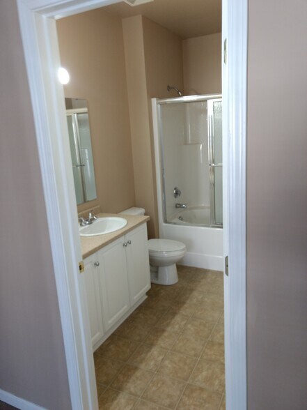master bath - 1002 Stockton Rdg