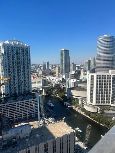 Building Photo - 609 Brickell Ave
