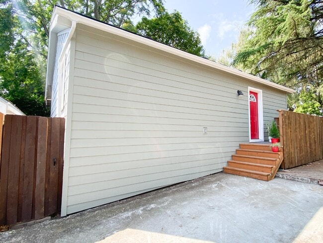 Building Photo - 207 W 28th St