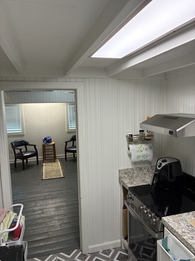 Building Photo - 112 E Scott St