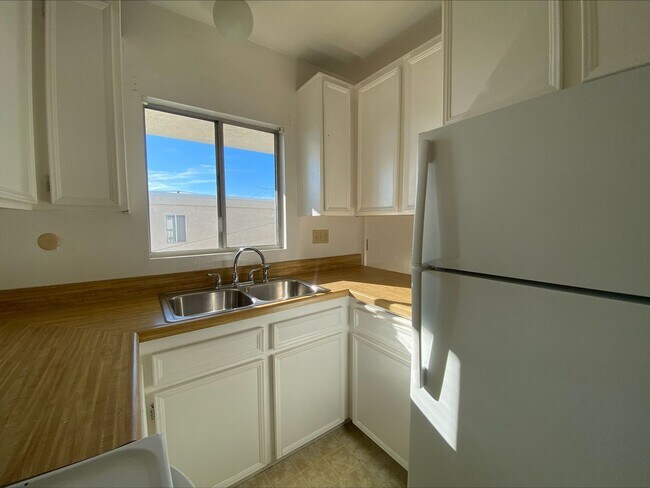 Building Photo - GREAT PB LOCATION! On Site Laundry! Spacious Bedroom!