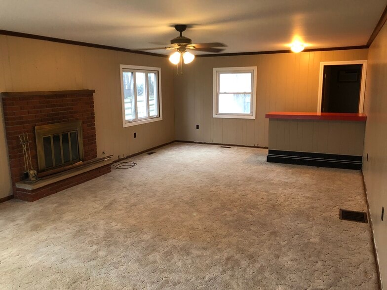 Family room - 3660 N Mccord Rd