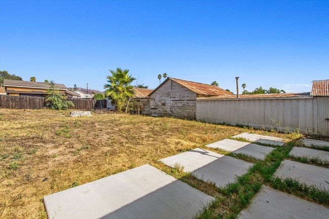 Building Photo - 2 bedroom Duplex with Huge yard!