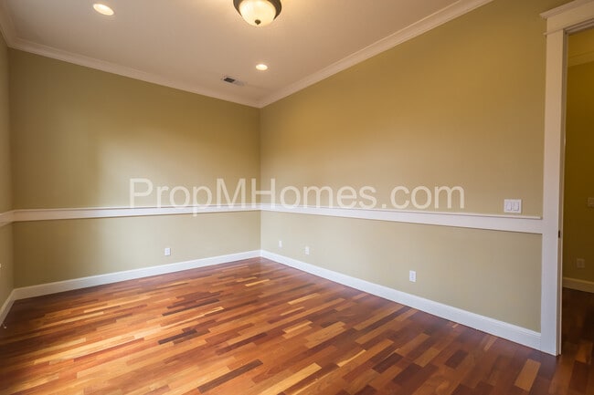Building Photo - Prime Location - Luxury Two Bedroom Townhouse with Stylish Amenities