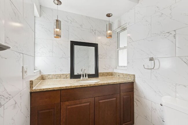 Building Photo - "Charming 3-Bed, 2-Bath Gem in St. Petersburg – 1200 Sq Ft of Cozy Living!"