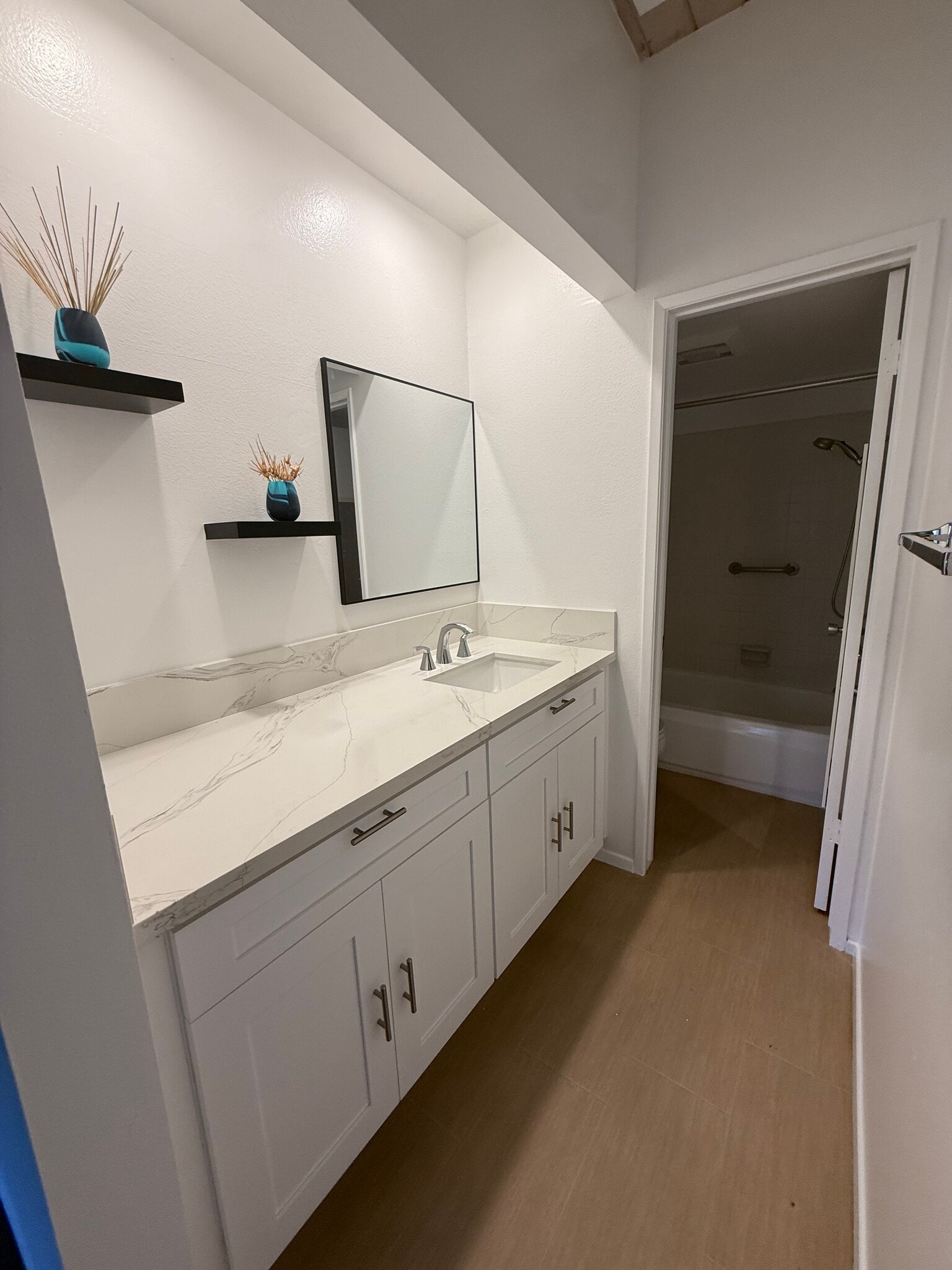 Building Photo - 11818 Moorpark St