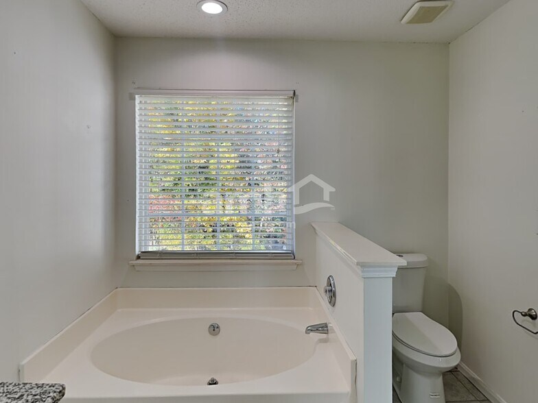 Building Photo - 8616 Warwick Crest Ln