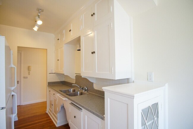 Building Photo - Fabulous 1Bdr on Mississippi Ready Late No...