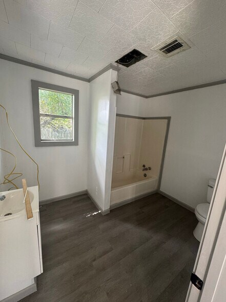 Building Photo - 516 Jacobs Ave