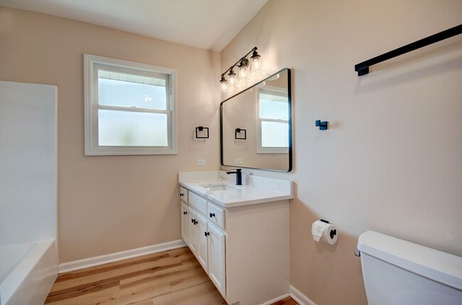 Building Photo - 3 bd 2 ba spacious home Joliet