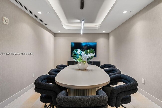 Building Photo - 700 NE 24th St