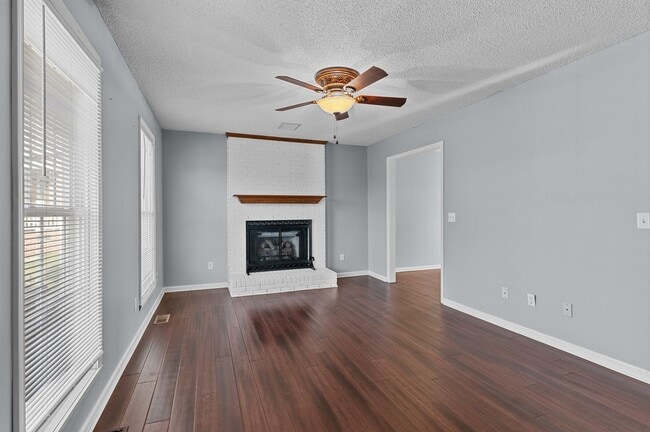 Building Photo - Welcome to your Perfect Home:  3BD, Hardwo...
