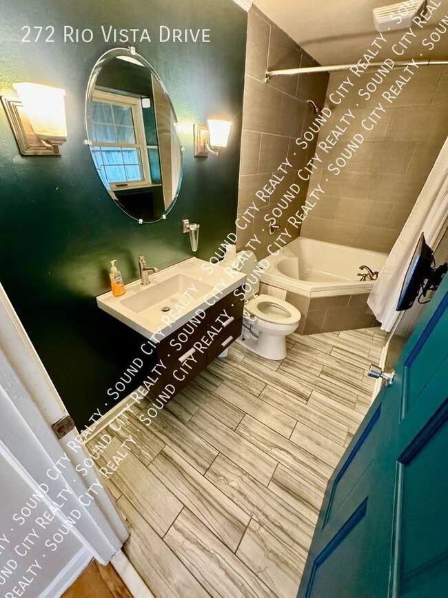 Building Photo - 272 Rio Vista Dr
