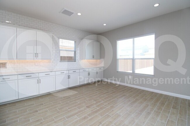 Building Photo - 5976 E Quail Ave