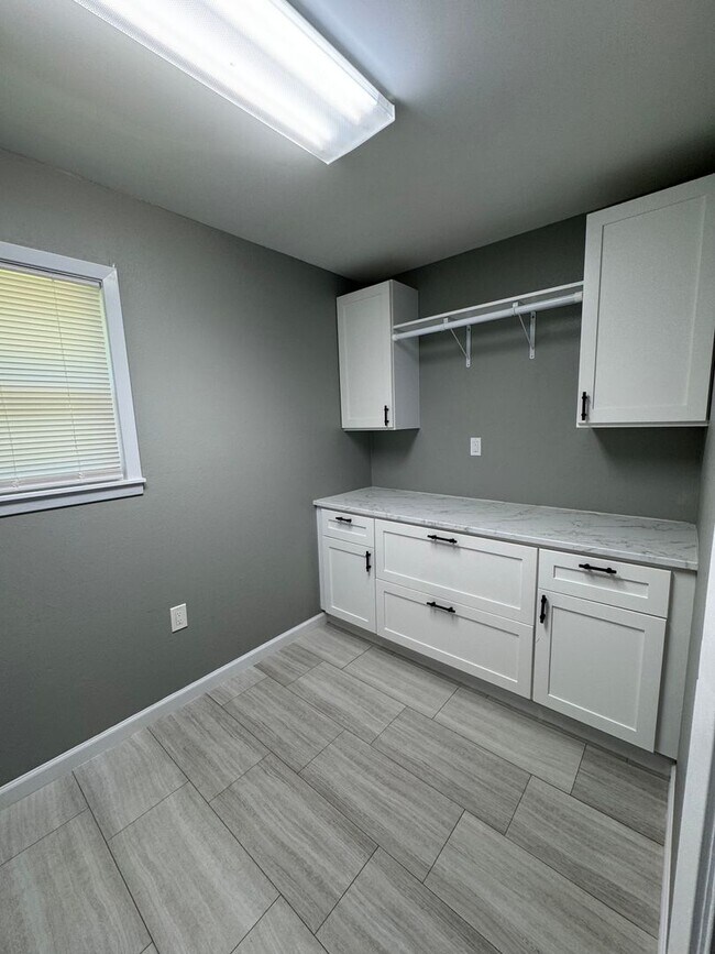 Building Photo - Beautifully Renovated 3 Bedrom