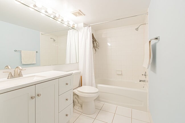 Building Photo - End-Unit 3-Bed Condo Near Downtown Naples & Beaches | Gated Resort-Style Community
