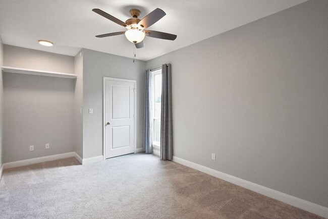 Building Photo - Stunning 4 Bed 2 Bath!