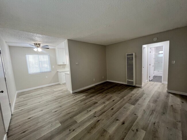 Building Photo - MOVE IN SPECIAL*$500 OFF 2ND MONTHS RENT*SPACIOUS 1 BEDROOM 1 BATH DOWNSTAIRS