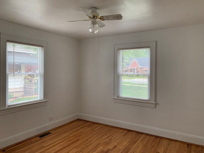 Building Photo - One Level House off Fort Avenue