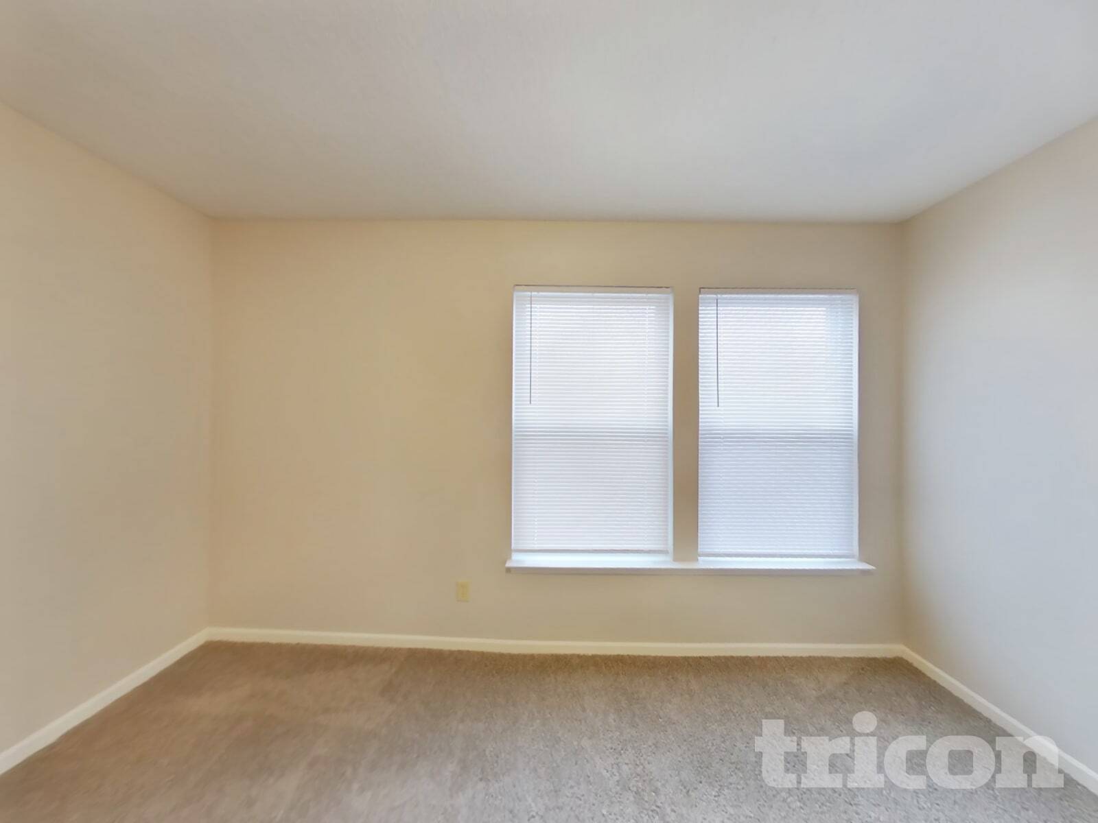 Building Photo - 10892 Woods Dr