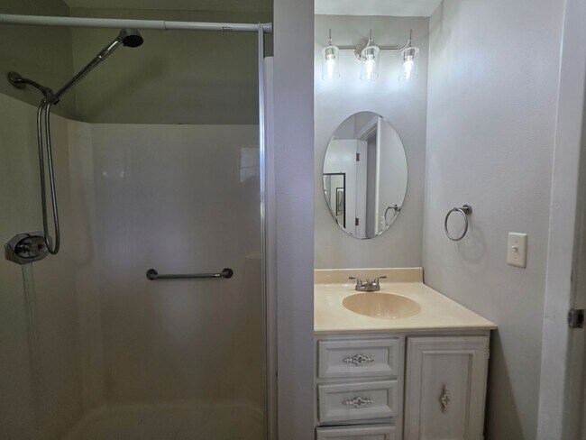 Building Photo - 4BR/2BA lake view home with covered back p...