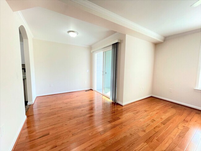Building Photo - Maple Lane Home with 2 Master Suites!