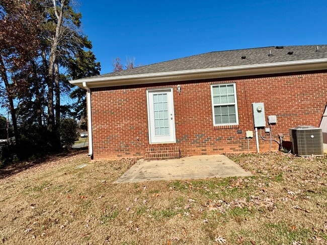 Building Photo - MOVE-IN READY!