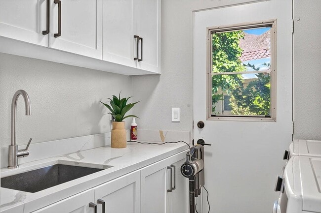Building Photo - 77765 Cottonwood Cove
