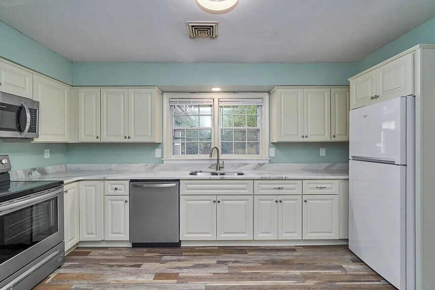Building Photo - 4376 Lynnville Crescent