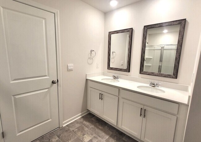 Building Photo - New Three Bedroom Townhouse in Greer SC!