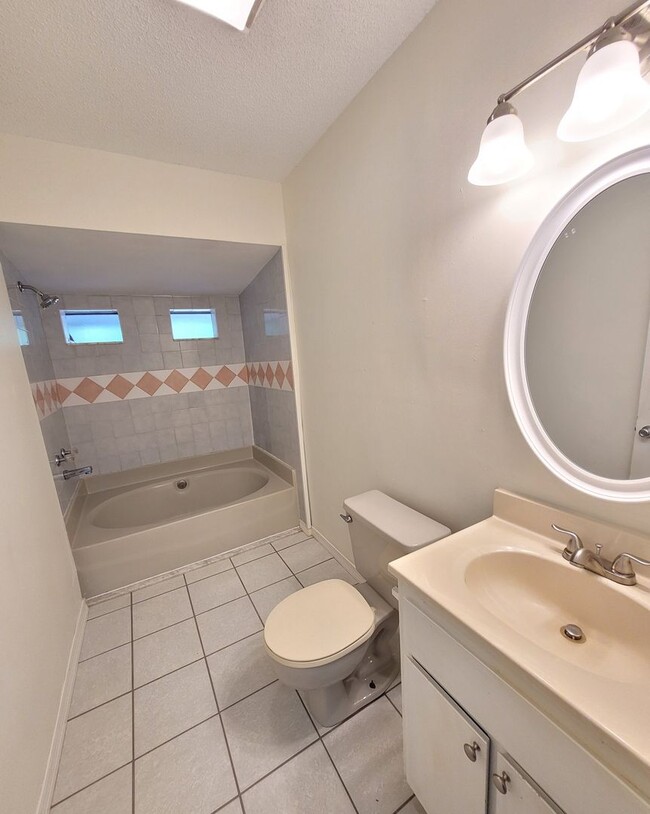 Building Photo - 1112 Polk Ave