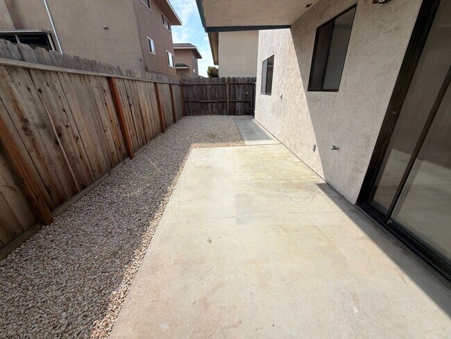 Building Photo - 332 E Romie Ln