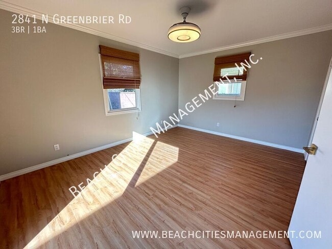 Building Photo - 2841 N Greenbrier Rd