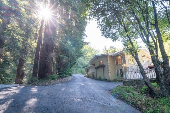 Building Photo - Updated and spacious 3 bedroom house on ov...