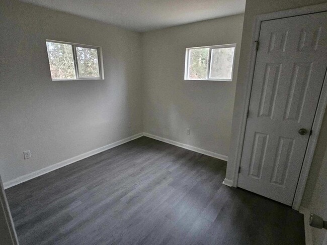 Building Photo - Charming Cottage with Lake View!