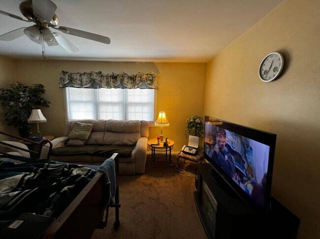 Building Photo - Lovely Cherry Hill Parke 2nd floor 2 bedro...
