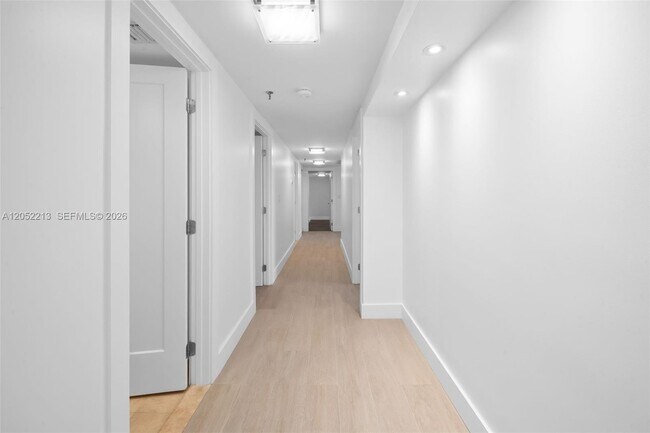 Building Photo - 520 Brickell Key Dr